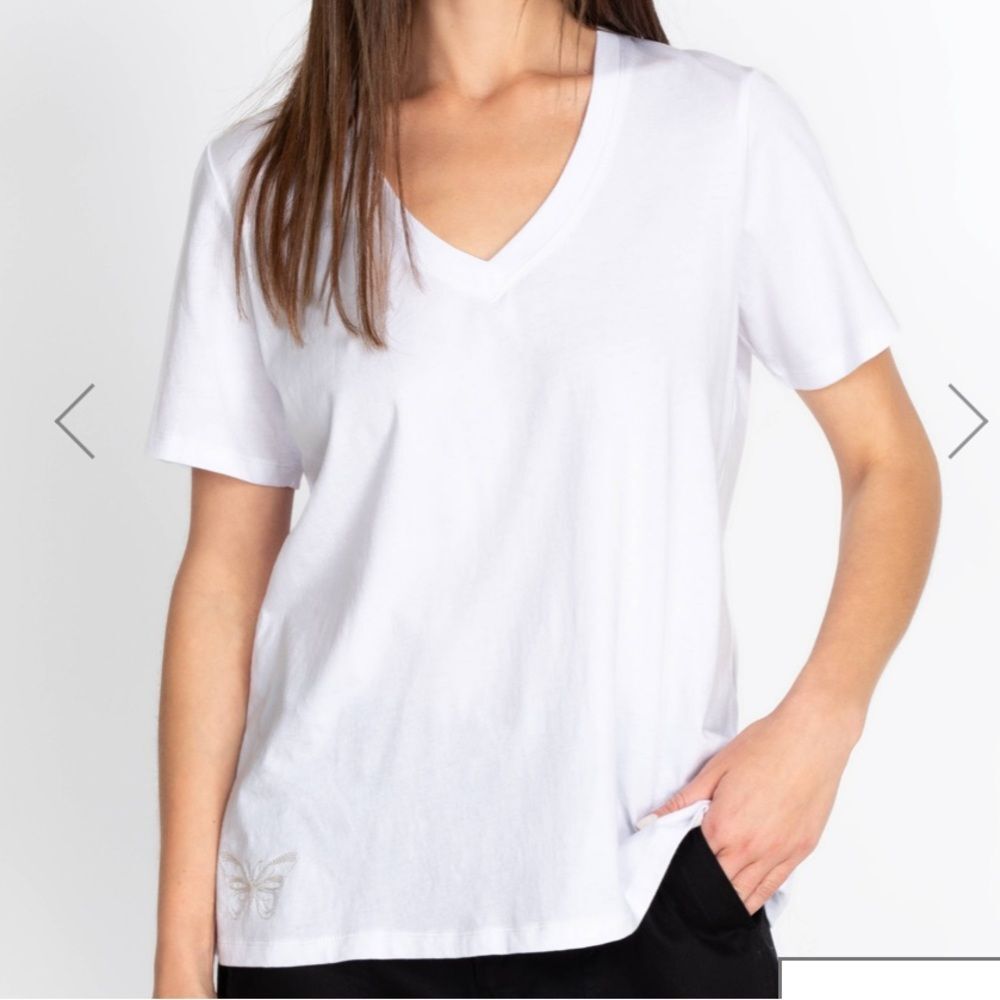 Nwt JOHNNY WAS WHITE SHORT SLEEVE V‑NECK LAYERING TEE BUTTERFLY LOGO